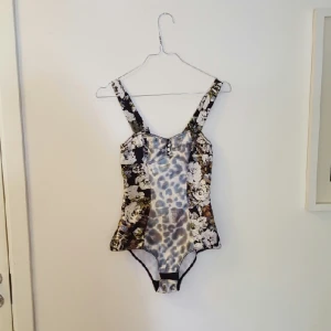  - Body från H&M. Bra skick. stl 34

köparen står för frakt. kan annars mötas upp i sthlm.