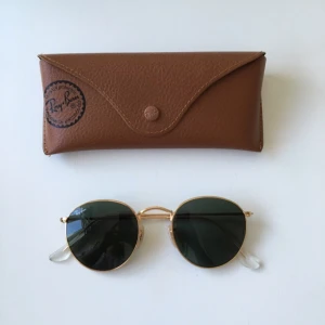  - Snygga och tidlösa brillor från Ray Ban!! Modellen heter round metal och har guldbågar och grönsvarta glas! Passa på att fynda! Inga repor eller så, i nyskick då de är sparsamt använda! 😀🙌🏼🍒 givetvis äkta!! :)
Eventuell frakt betalas av köparen❤️