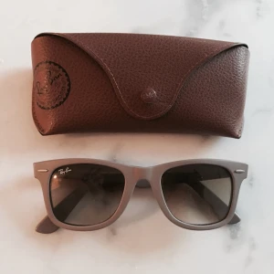  - RayBan solglasögon i färgen beige. Knappt använda och i väldigt gott skick. 