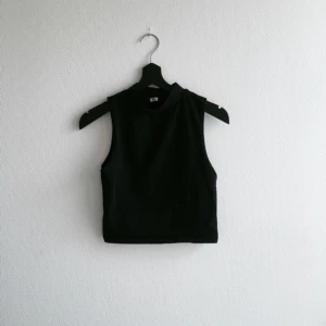  - Svart magkort topp med hög krage från BikBok.

Fraktar eller möts upp i Stockholm/norrort.