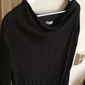  - Svart tröja i skönt material.