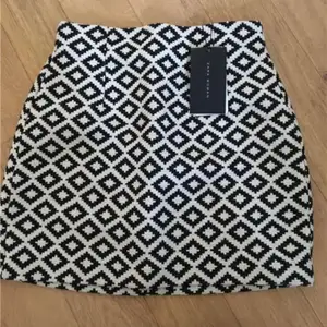 Snygg kjol från Zara med snygg passform. Oanvänd och därmed sitter lappen kvar. Frakt tillkommer, 39 kr.