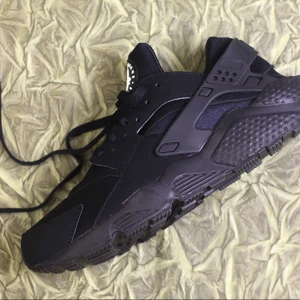  - Nike huarache black
Använda fåtal ggr. I ny skick. 
Frakt 70:- 