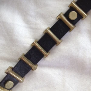 Gina Tricot Skärp 116 cm - Coolt skärp från Gina Tricot, 116cm lång. Frakt tillkommer. 