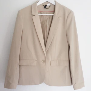  - Grymt härlig krämfärgad kavaj! Jättemjukt tyg! Kavajen är märkt 40 men på mig som har mindre storlek har den suttit löst och ledigt! Perfekt i sommar! 🌸🌞 frakt 49kr 