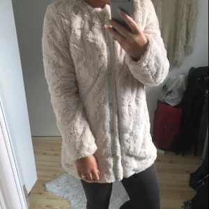  - Helt ny, inte använd nånting. Säljs pga hängt i garderoben sedan jag köpte den. 