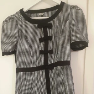  - nyskick klänning 
använt fåtal gånger
avhämtning ok
frakt tillkommer
liten i strl