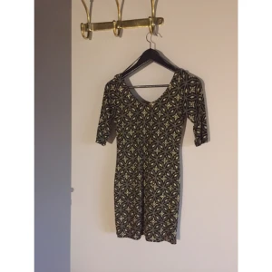  - Snygg festklänning från Atmosphere köpt i London🎉
Storlek 36/34 skulle jag säga. Aldrig använd, bara bortklippt prislapp. 

Köpare betalar frakt, har swish!