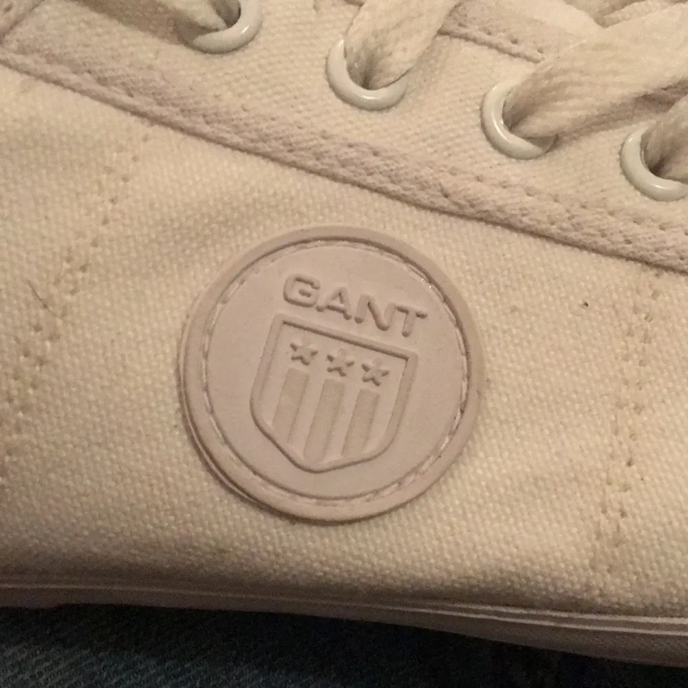 Vita sneakers från GANT, använda två gånger. Säljes pga fel storlek.. Skor.