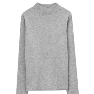  - Cashmere Crew Neck från Filippa K, str XS (lite stor i str).  Material: 100% Cashmere  Färg: Light Grey Mel Pris i butik: 2500 kr Tröjan är i väldigt gott skick. Jag har bara använt den vid ett tillfälle. 