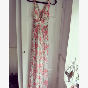  - Tjusig sommarklänning! Ska du på bröllop, dop eller sommarfest? Superfin för lite större kvällar! Med den fina öppna ryggen blir denna klänning kvällen top 10!