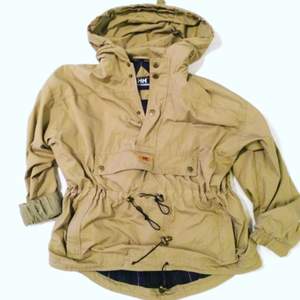 Cool och snygg vintage pullover jacka i khaki från Helly Hansen. 👌