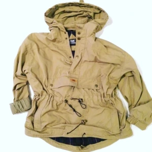  - Cool och snygg vintage pullover jacka i khaki från Helly Hansen. 👌