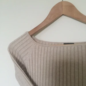  - En jätte skön tröja som passar väldigt bra. Mycket bra stretch och visar konturerna av kroppen väl. Också en favorit av mina!