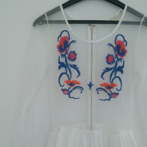  - En klänning från Nasty Gal. Använt den bara två gånger och betalade 700kr för den. Den är unik och du kommer med stor säkerhet va ensam med den här klänningen!