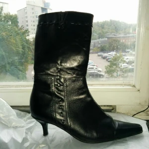  - Har endast haft stövlarna på mig ett par gånger för jobb bland annat. De är i bra skick. 50 SEK eller kom med bud.