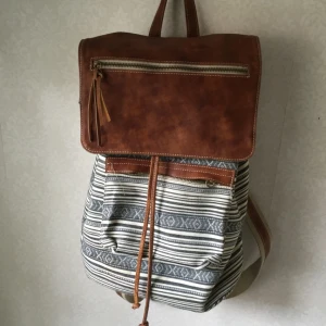  - Jättefin ryggsäck från brandy melville. Påse inuti väskan, som har ett hål i sig. Men går utmärkt att ha den som ryggsäck!
