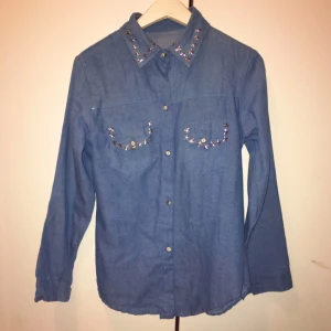  - Tunt jeansskjorta. Bra för hösten.
Frakt 50kr.
Swish eller mötas upp i Strängnäs.