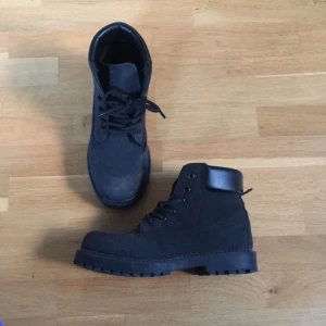  - Snygga boots från NLY Shoes, men tyvärr lite små för mig. Använda en gång.