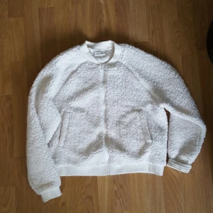  - Jacka/tröja från Monki stl M. Bra skick. 