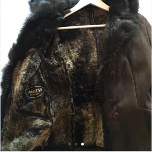  - Brun pälsjacka med luva från Amoress