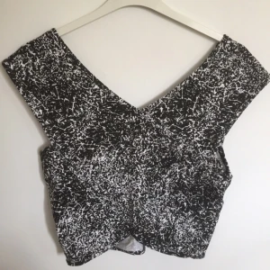  - En ganska tight topp av kortare modell. Endast provad aldrig använd.

Kan frakta den, men då tillkommer kostnaden för frakt. 

☀️☀️☀️
