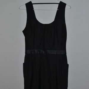  - Svart superfin klänning från Modström. Fin delalj i ryggen med djup skärning. 