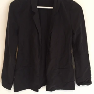  - Svart kavaj från H&M divided, i polyester.