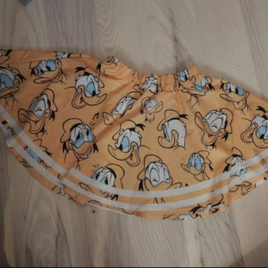  - Cool kjol från DM retro. Funkar för många storlekar då resåret i midjan är väldigt flexibelt 