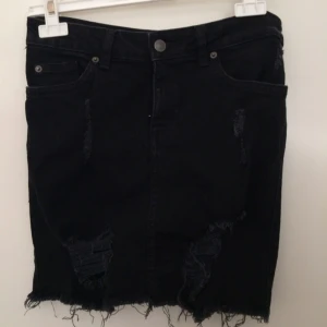  - Jeanskjol från hm, lite högre i midjan, snygga slitningar, använd 1 gång