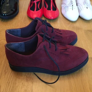  - Röda skor i mockaimitation med fransar. Köpta på H&M för tre år sedan men bara använda några gånger. I väldigt fint skick!