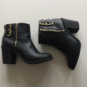  - Svarta boots använda bara en gång