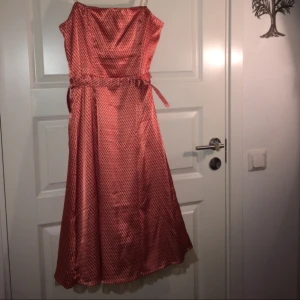  - Helt ny VILA klänning storlek M
Men passar S&L
Perfekt smickrande klänning med 60 tals Style. Ordinarie pris 899kr
Hämtas vid Aspudden  