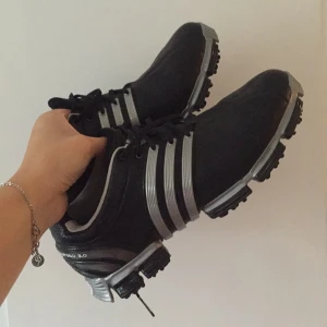  - Golfskor från Adidas i storlek 41. Använda ett fåtal gånger! 