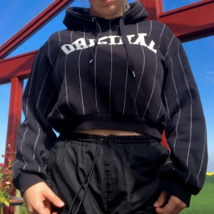 Svart hoodie med tryck - Svart hoodie med vita streck och tryck ”Original”. Från H&M. Strl L men känns mer som M. 