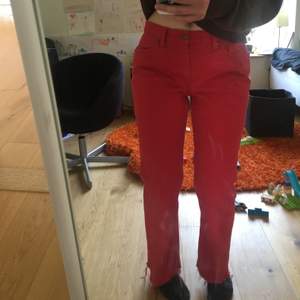 Etta par skitsnygga röda jeans som är midwaist och avklippta längst ner. Jeansen är raka och slutar vid mina fötter på mig som är 160!