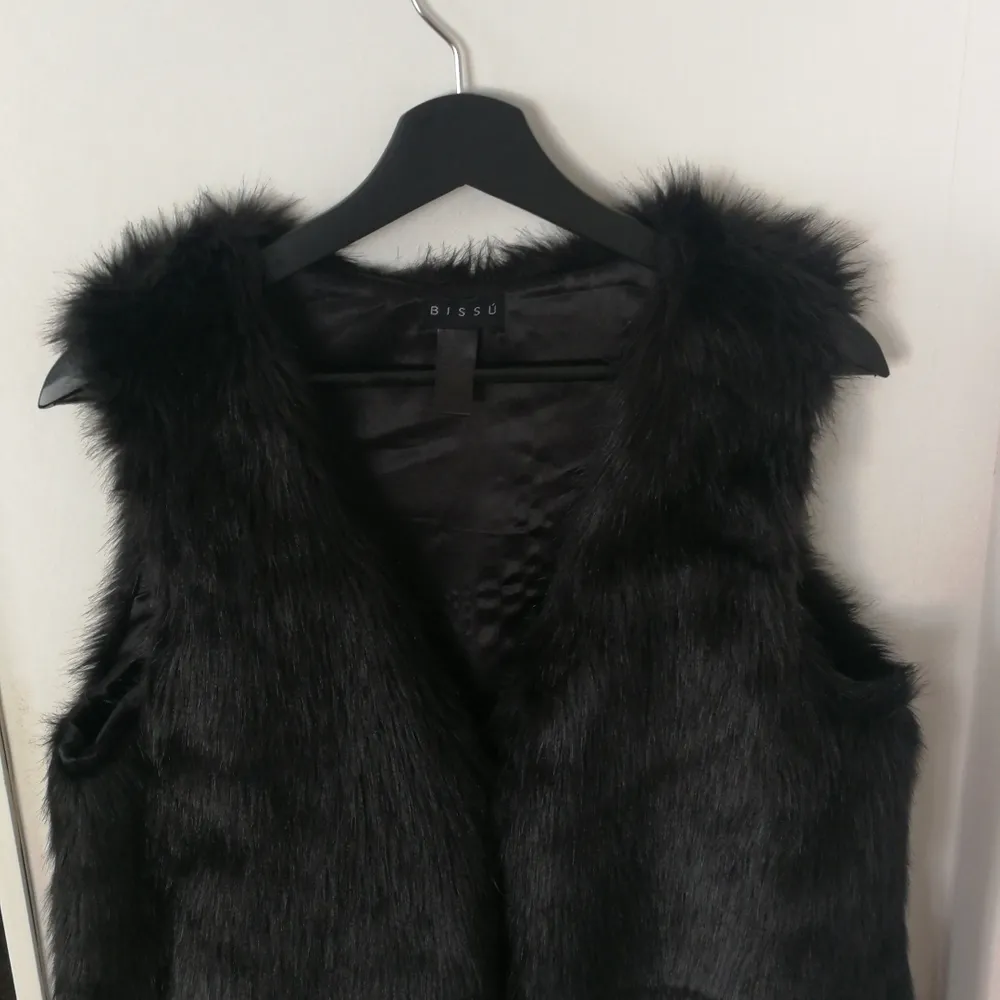 Faux fur vest black, new never worn 71cm. Jackor.