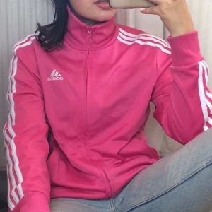 💞 - En rosa adidaskofta som inte används längre, lite nopprig men annars i väldigt bra skick💓   Koftan är i strl M/L men passar nog alla storlekar beroendes på hur man vill ha passformen.           Pris + frakt🌸