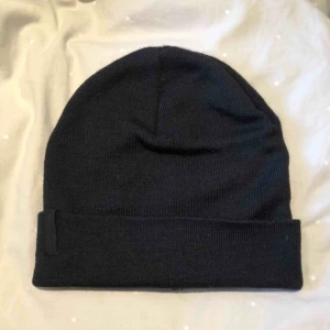  - Svart Peak Perfomance mössa! Hälften merino ull, hälften akryl så varm samtidigt som den inte är kliig. Knappt använd. Möts upp i sthlm eller fraktar mot kostnaden🌼