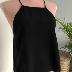 Brandy Melville spaghetti strap blus - Superfin blus med spaghetti straps från Brandy Melville! Användg ca 1-3ggr. One size men passar xs/s bäst. Ordinarie pris 180kr. Köpare står för frakt.