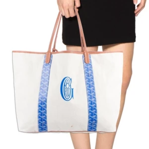 Goyard Tote GM bag - Goyard Tote bag i strl:GM, väskan är använd men fortfande bra skick,tyvärr den lilla väska som tillhör väskan är försvunnit:( , denna kan man använder både sido dvs, vändbar:) tror inte att den är äkta,  pris är inkl spårbar frakt! 