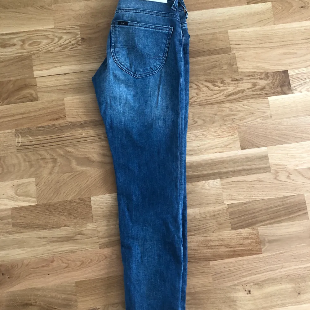 Snygga vintage jeans från Lee! Frakt 79kr. Står tyvärr inte vilken storlek, men passar mig utmärkt som är storlek 34:) Endast Swish!. Jeans & Byxor.