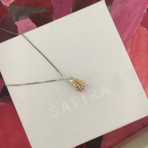 Therese Lindgren halsband - Halsband från Therese Lindgrens kollektion med Glitter. Berlocken är i form av ett bi och i silver med guldpläterade vingar. Som det kan ses på första bilden är all plätering kvar 🐝. Det är knappt använt och har aldrig utsatts för vatten eller svett. 