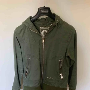  - Grön bomberjacka