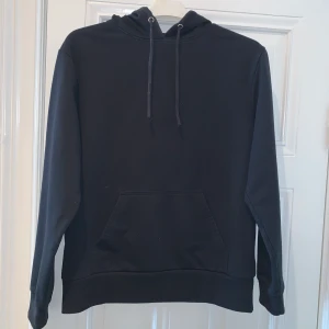 Svart hoddie från STAYHARD - En svart hoddie från STAYHARD. Bra skick samt 65% polyester och 30% bomull med andra ord fint material. Köparen står tyvärr för frakten💕