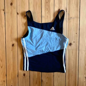  - 💙Vintage topp från Adidas💙 buda gärna i kommentarerna🥰 högsta bud: 140kr. Budgivningen slutar 18:00 29/4. 