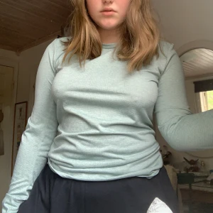 Adidas träningströja strl M! - Snygg vårfärg! Storlek M från adidas. Frakt tillkommer.