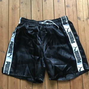 Puma shorts stlk M  - Klassiska puma shorts, köpta second hand men i fint skick! Använder inte längre. 100kr inkl frakt! 