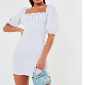 Studentklänning - Helt ny. Säljs för att jag tyvärr inte kommer få användning av den. Från missguided. Skriv om egna bilder önskas. 