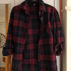 Flanellskjorta  - Fin skjorta som även går att använda som jacka. 